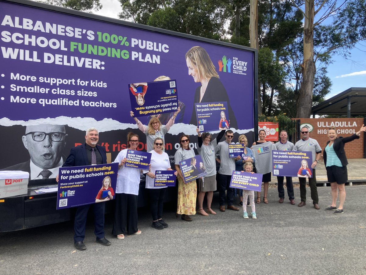 tash_watt's tweet photo. Ulladulla is public education town! @TeachersFed members know that the coalition will 🪓🪓🪓 funding to our schools. They know that the coalition will end #FreeTAFE  before it has a chance to rebuild our communities. 

Thank you for the welcome Ulladulla!
#DontRiskDutton https://t.co/mGl5ZMrt7O