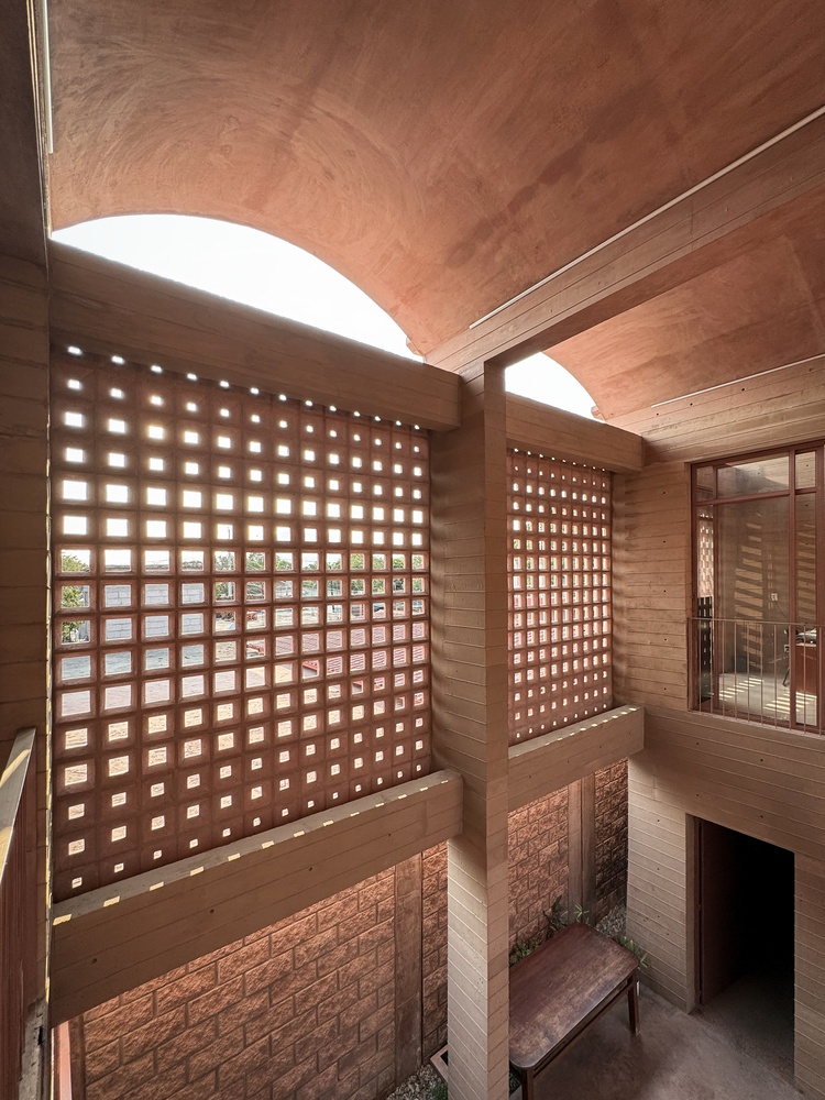 ArchDaily's tweet image. The #facades of DIF Comitancillo #Center are covered with pigmented #concrete lattices with variable openings that filter light, reduce thermal gains, and provide privacy to the offices and consulting rooms. ow.ly/uZt450SvIiZ #architecture #Mexico