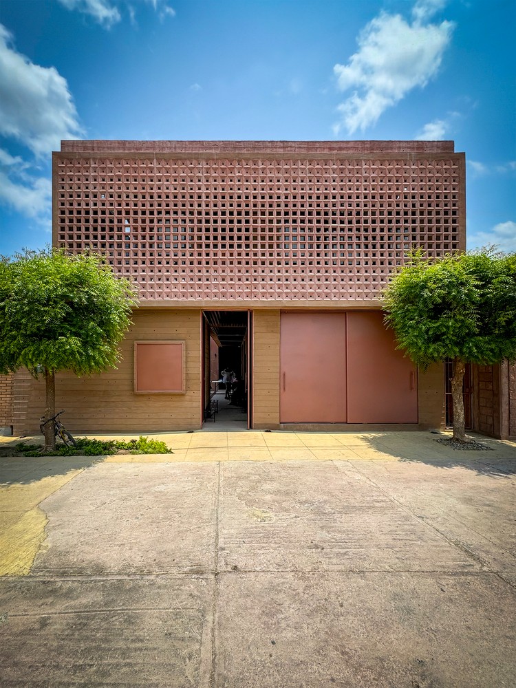 ArchDaily's tweet image. The #facades of DIF Comitancillo #Center are covered with pigmented #concrete lattices with variable openings that filter light, reduce thermal gains, and provide privacy to the offices and consulting rooms. ow.ly/uZt450SvIiZ #architecture #Mexico