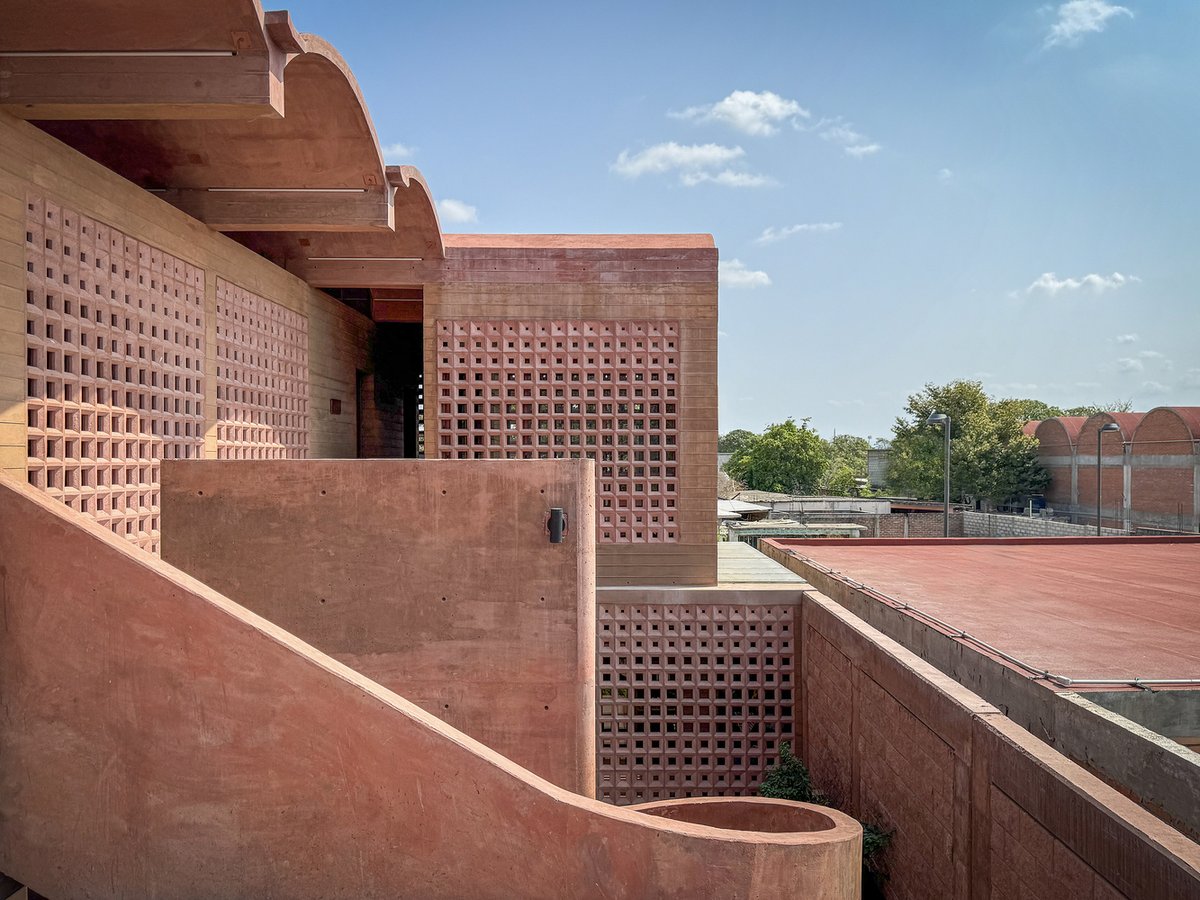 ArchDaily's tweet image. The #facades of DIF Comitancillo #Center are covered with pigmented #concrete lattices with variable openings that filter light, reduce thermal gains, and provide privacy to the offices and consulting rooms. ow.ly/uZt450SvIiZ #architecture #Mexico