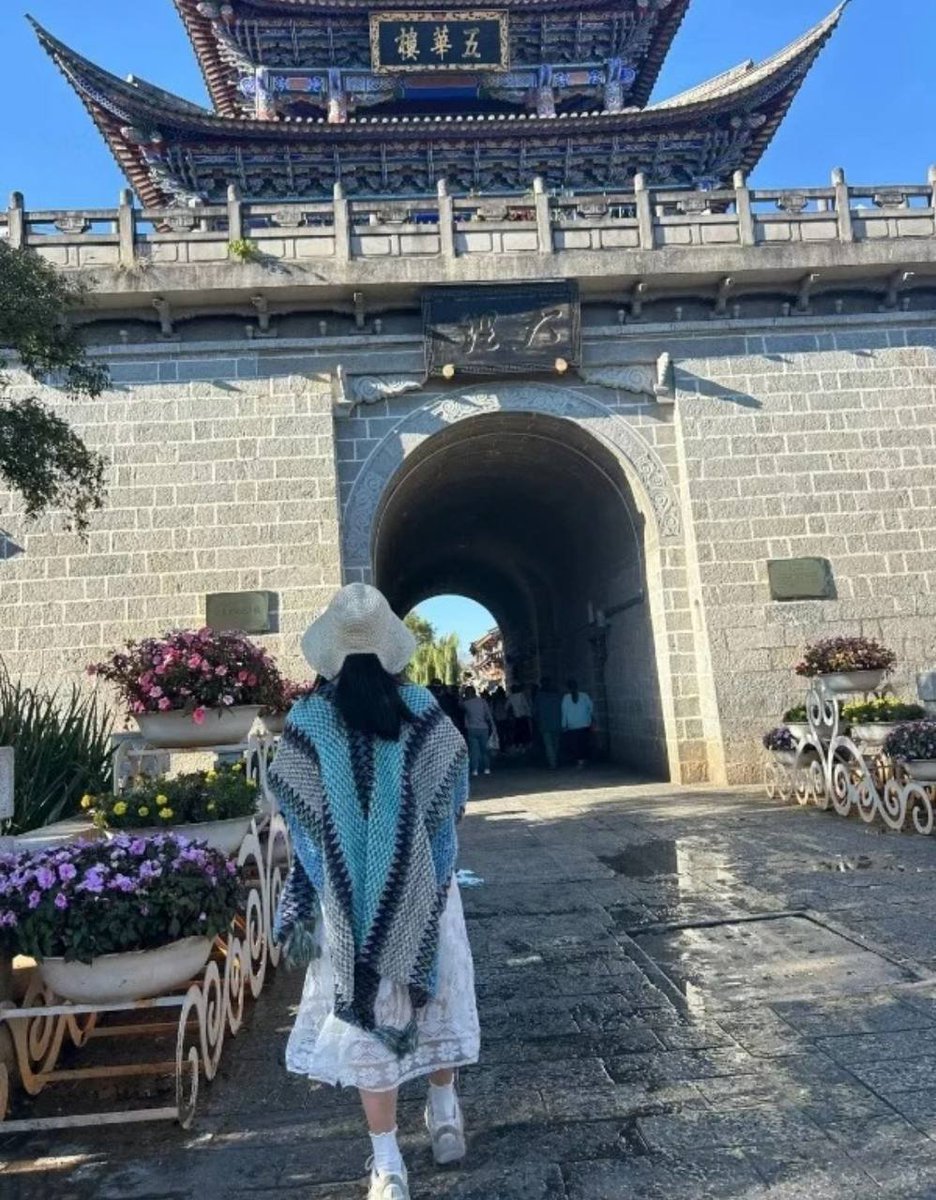 MoniqueKat83537's tweet photo. 漫步在古城，简直美得像画卷。这里的每个角落，都像是精心准备的风景，让人忍不住想记录下每一秒的美好 https://t.co/pNdW2JfmdL
