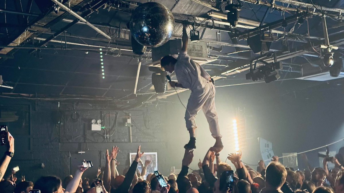 Agg_Management's tweet photo. THIS… is how you crowd surf 😮
October Drift out on tour currently doing what they do best 🔥
#octoberdrift https://t.co/yvuOtr16pl
