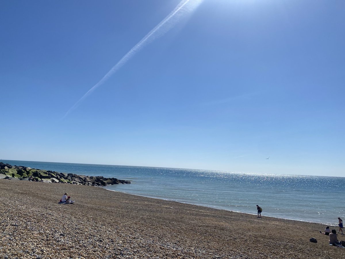 Morning! Here’s Rottingdean Beach last Sunday. Join us ⁦<a href="/BBCRadio3/">BBC Radio 3</a>⁩ 9.30 for an Elizabethan Serenade to start, Jonathan Tetelman sings E lucevan le stelle from Tosca, Beethoven’s 🎹 Sonata The Hunt is in the Playlister &amp; some of Haydn’s 🕰️ Symphony 📻👌🎶