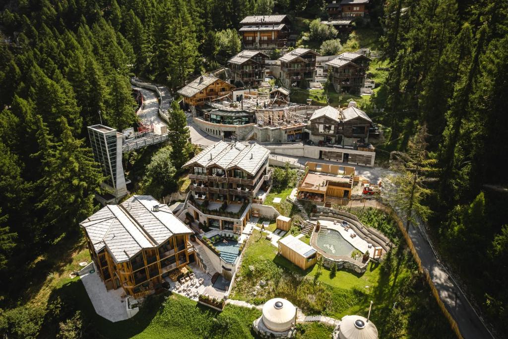 trip_forall's tweet photo. Top 3 Hotels in Zermatt for Spring Skiing! 🎿❄️

1️⃣CERVO Mountain Resort – Luxury meets nature
2️⃣The Omnia – Modern design with Matterhorn views
3️⃣Grand Hotel Zermatterhof – Classic elegance &amp; top service
Ready to ski the Alps? 🏔️ Plan your stay now at https://t.co/4nWeE0q80b https://t.co/HdlT1mtIQm