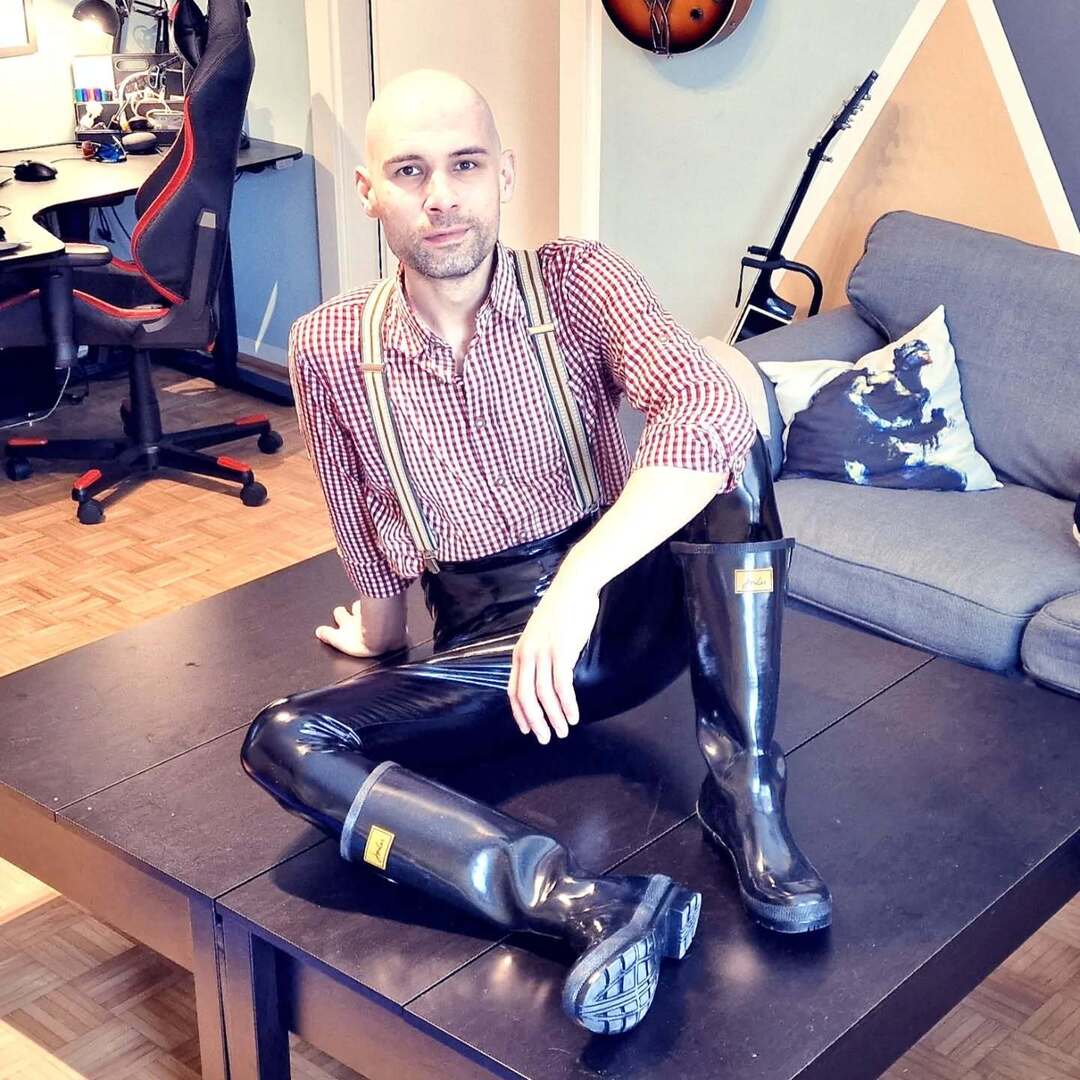 MickysFetWorld's tweet photo. A more clean outfit - with nice and shiny #joules #rubberboots #welliesfetish #wellies #footwear #raingear #gear #gearfetish #lycra #leggings #skintight #suspenders #fetishlife https://t.co/CbKqwO1kGS https://t.co/k2mH70IrAR