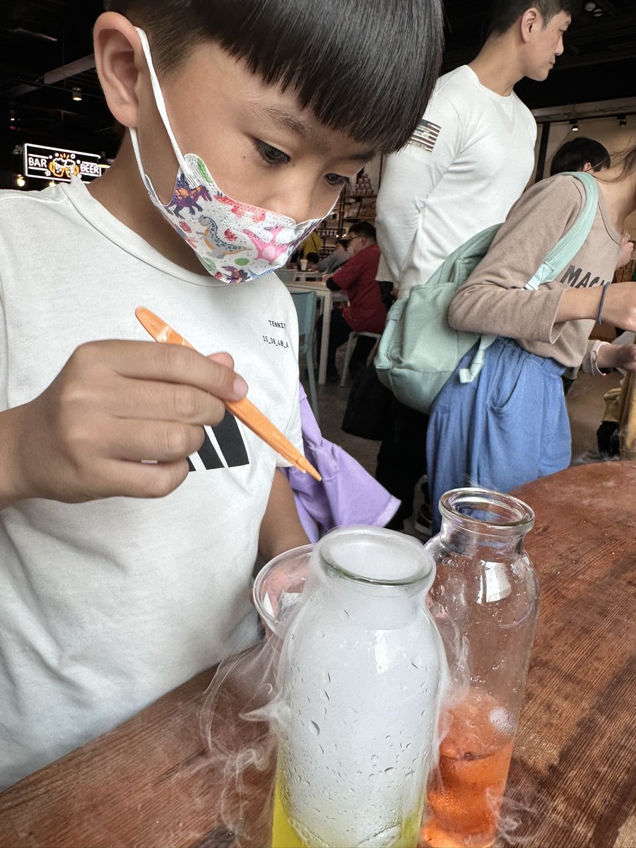 yuehlin17's tweet photo. 春假一起出遊去
#鹿草 
#冷研碳索館 
#玩乾冰 
#春假旅遊
#翁翁翁 https://t.co/YBcwcWW7IY