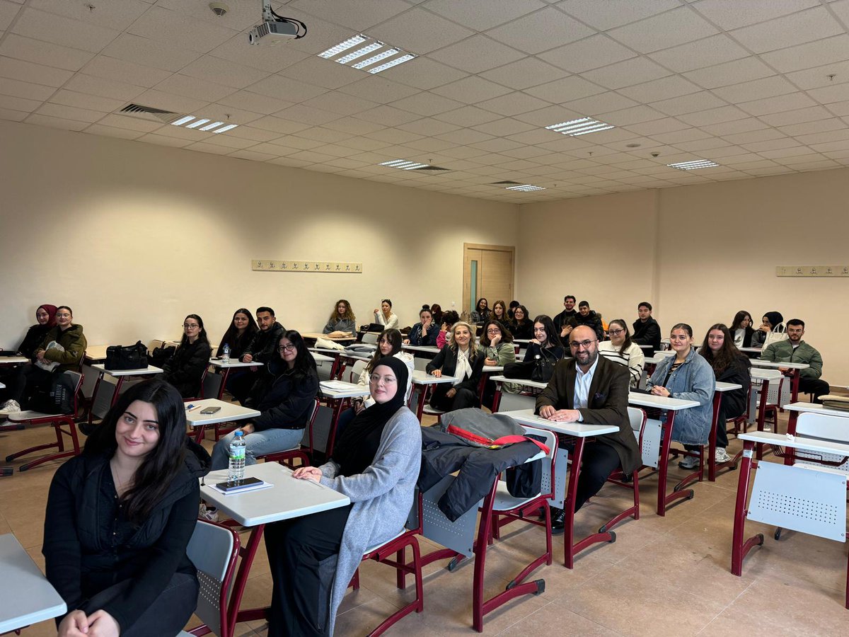 myilmaznet's tweet photo. Ufuk Üniversitesi’nde Öğretim Görevlisi Sevinç Engin tarafından verilen ‘İş Hayatına Hazırlık’ dersine konuk oldum. Üniversiteli genç kardeşlerimle keyifli bir sohbet etme imkânı buldum. Ev sahiplikleri için teşekkür ederim. https://t.co/ATUOQ4NqKx