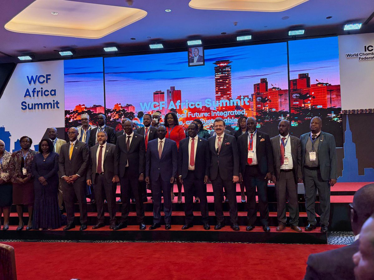 RHisarciklioglu's tweet photo. Gümrük vergileri ve kotalarla duvarlar örülen bir dünya istemiyoruz.

Başkanı olduğum Dünya Odalar Federasyonu Afrika Zirvesi için Nairobi’deyiz. 

Kenya Cumhurbaşkanı Sayın William Ruto ve Bakanların katılımıyla gerçekleştirilen zirvede artan korumacılık eğilimlerinin iş dünyasına etkilerini ve yol haritamızı değerlendirdik.

Son dönemde ABD’nin gümrük tarifelerini artırma kararı, Çin’in buna aynı şekilde karşılık vermesi yeni bir ticaret savaşını tetikledi. Şimdi birçok ülke yeni tarifelere hazırlanıyor. Bu gelişmeler, küresel ticarette belirsizlikleri artırıyor; yatırımları ve büyümeyi yavaşlatıyor. Dünya ekonomisini zorlu bir dönem bekliyor.

Gümrük vergileri ve kotalarla duvarlar örülen bir dünya istemiyoruz. Tarih bize bunun ne kadar tehlikeli olduğunu gösterdi. Büyük Buhran döneminde ülkeler pazarlarını kapattığında küresel kriz daha da derinleşmişti. Aynı hataları yeniden yapmamalıyız.

İş dünyası olarak bizler her zaman adil, özgür ve kurallara dayalı bir ticaret düzeninden yana olduk; olmaya da devam edeceğiz. Çünkü ticaretin olduğu yerde zenginlik, istihdam ve refah vardır. Küresel refahın, adil ve öngörülebilir kurallara bağlı olduğuna inanıyoruz. Bu nedenle, serbest ticaretin savunucusu olmayı sürdüreceğiz.

Ticaret ve Sanayi Odaları 100 yılı aşkın süredir serbest ticaretin en büyük destekçileridir. Dünya Odalar Federasyonu (WCF), bugün 170’ten fazla ülkede 45 milyon işletmeyi temsil ediyor. Bu, oldukça güçlü bir sestir. Bu sesi hep birlikte yükselterek, hükümetlerin çatışma yerine iş birliğini tercih etmesini hedefliyoruz.

Hükümetler duvarlar örse de, biz iş dünyası olarak köprüler kuracağız. Siyasetin zayıflatmaya çalıştığı bağları güçlendirmeye devam edeceğiz. Dünya Odalar Federasyonu olarak, "Barışın Tüccarları" misyonuna sahip çıkıyoruz.