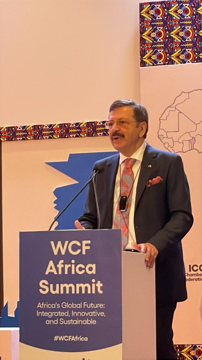 RHisarciklioglu's tweet photo. Gümrük vergileri ve kotalarla duvarlar örülen bir dünya istemiyoruz.

Başkanı olduğum Dünya Odalar Federasyonu Afrika Zirvesi için Nairobi’deyiz. 

Kenya Cumhurbaşkanı Sayın William Ruto ve Bakanların katılımıyla gerçekleştirilen zirvede artan korumacılık eğilimlerinin iş dünyasına etkilerini ve yol haritamızı değerlendirdik.

Son dönemde ABD’nin gümrük tarifelerini artırma kararı, Çin’in buna aynı şekilde karşılık vermesi yeni bir ticaret savaşını tetikledi. Şimdi birçok ülke yeni tarifelere hazırlanıyor. Bu gelişmeler, küresel ticarette belirsizlikleri artırıyor; yatırımları ve büyümeyi yavaşlatıyor. Dünya ekonomisini zorlu bir dönem bekliyor.

Gümrük vergileri ve kotalarla duvarlar örülen bir dünya istemiyoruz. Tarih bize bunun ne kadar tehlikeli olduğunu gösterdi. Büyük Buhran döneminde ülkeler pazarlarını kapattığında küresel kriz daha da derinleşmişti. Aynı hataları yeniden yapmamalıyız.

İş dünyası olarak bizler her zaman adil, özgür ve kurallara dayalı bir ticaret düzeninden yana olduk; olmaya da devam edeceğiz. Çünkü ticaretin olduğu yerde zenginlik, istihdam ve refah vardır. Küresel refahın, adil ve öngörülebilir kurallara bağlı olduğuna inanıyoruz. Bu nedenle, serbest ticaretin savunucusu olmayı sürdüreceğiz.

Ticaret ve Sanayi Odaları 100 yılı aşkın süredir serbest ticaretin en büyük destekçileridir. Dünya Odalar Federasyonu (WCF), bugün 170’ten fazla ülkede 45 milyon işletmeyi temsil ediyor. Bu, oldukça güçlü bir sestir. Bu sesi hep birlikte yükselterek, hükümetlerin çatışma yerine iş birliğini tercih etmesini hedefliyoruz.

Hükümetler duvarlar örse de, biz iş dünyası olarak köprüler kuracağız. Siyasetin zayıflatmaya çalıştığı bağları güçlendirmeye devam edeceğiz. Dünya Odalar Federasyonu olarak, "Barışın Tüccarları" misyonuna sahip çıkıyoruz.