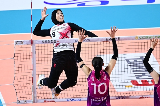 ainurohman's tweet photo. Red Sparks menawarkan Megawati kontrak baru utk V-League musim depan. Namun, Mega menolaknya. Dia memutuskan pulang untuk menemani ibunya yg punya problem kesehatan.

Ayah Mega, meninggal pada Februari 2023. Jadi dia memutuskan bermain di liga yg lebih pendek dan dekat agar bisa lebih intens bersama ibunya. 

Musim ini Mega tampil luar biasa. Dia menjadi komponen penting Red Sparks untuk mencapai final pertama dlm 13 tahun. 

Mega menempati posisi ketiga dlm daftar pencetak point terbanyak (802 poin) liga dan posisi No.1 dlm attack success rate (48.06%), open attack, time difference attack, dan back attack.

"Mega bukan hanya pemain terbaik, tetapi juga memiliki kepribadian yang hebat, dan dia berhubungan baik dengan para pemain serta pelatih. Dia adalah pemain yang berdedikasi. Kami mendukung pilihan baru Mega dan berharap dapat bekerja sama lagi suatu hari nanti," tulis keterangan resmi Red Sparks. 

📸: KOVO