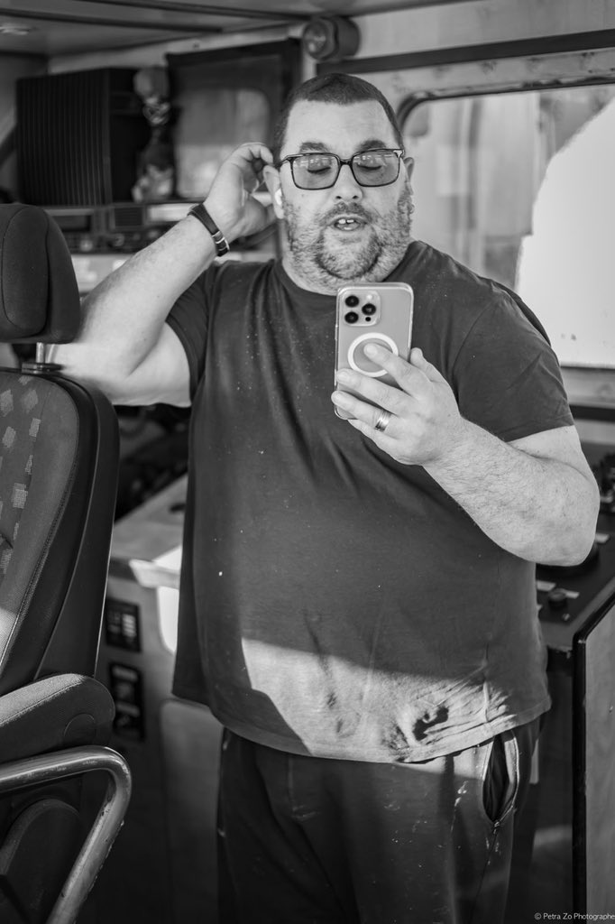 sebleprince29's tweet photo. Je m’appelle Sébastien Le Prince, patron pêcheur depuis 1995. J’ai trois enfants 👨‍👩‍👧‍👦 et un bateau qui est toute ma vie 🚤. Être marin-pêcheur, ce n’est pas juste un métier, c’est une vocation 🔥. Ça veut dire passer 80% de mon temps en mer 🌊, par tous les temps : sous la pluie battante ☔, dans le vent glacial ❄️, face aux tempêtes qui secouent tout 🌪️. Quand les vagues déferlent et que le bateau tangue, je suis là, avec mon équipage, à travailler sans relâche 💪. Pourquoi ? Pour trois choses : faire vivre ma famille ❤️, rembourser les crédits de mon bateau qui me permettent de continuer, et ramener du poisson 🐟 pour nourrir le peuple 🍽️, pour assurer une souveraineté alimentaire dont on parle tant aujourd’hui.
Mon parcours, je l’ai bâti étape par étape. De 1995 à 2006, j’ai embarqué sur différents navires ⛴️, en gravissant toutes les marches : mousse, matelot, bosco, second. J’ai tout appris grâce aux anciens, leur savoir-faire, leur expérience 🧠. Puis, en 2006, j’ai franchi le pas : j’ai acheté mon bateau (17m50 )
Mais être en mer, c’est aussi être coupé de chez soi. Mes enfants grandissent sans moi 👶➡️👦, ma femme gère seule à la maison 🏡, et moi, je rate les anniversaires 🎂, les premiers pas, les moments simples. Je sacrifie ça pour quoi ? Pour que vous ayez du poisson frais dans vos assiettes, pour que la France ne dépende pas des importations lointaines 🌍. Ce métier, je le fais avec passion, en toute légalité ✅. Savez-vous le nombre de licences, d’autorisations, de contrôles qu’il faut pour pêcher dans les règles 📋 ? C’est un parcours du combattant, mais je le fais, parce que j’y crois.
Alors, quand je vois mon bateau, le Magellan 2, apparaître en deuxième position sur une liste de 4 500 publiée par l’ONG Bloom 📜, je suis écœuré 😞. On me traite de bandit, de destructeur, devant tout le monde 😡. Ça fait mal, c’est déconcertant 💔. Un collègue patron-pêcheur m’a même raconté qu’une personne lui a demandé s’il avait pensé à se suicider 😱. Vous vous rendez compte du poids de ces mots ? Jusqu’où ira-t-on pour nous briser ? Pendant le Covid, on nous applaudissait 🙌, on nous appelait des héros 🦸‍♂️ parce qu’on continuait, malgré tout, à ramener du poisson de chalut pour nourrir les Français. Et maintenant ? On veut nous stopper, nous mettre dehors ? 🚫
Si on nous arrête, l’effet sera irréversible ���️. Qui prendra le relais pour pêcher localement ? Qui bravera les tempêtes 🌩️ pour garantir cette indépendance alimentaire ? Ce soir, j’ai envie de baisser les bras 😔, de rentrer voir ma famille que je n’ai pas vue grandir, de jeter l’éponge. Mais pour quoi ? Pour avoir nourri des milliers de gens et finir jeté à l’abattoir 🗑️ ?
J’aimerais votre avis : que pensez-vous de cette situation ? 🤔 Est-ce juste de condamner ceux qui travaillent dur, dans des conditions extrêmes, loin des leurs, pour nourrir la nation ?
#Pêche #MarinPêcheur #SouverainetéAlimentaire #PêcheDurable #Travail #Passion #Famille #France #Respect #Débat”