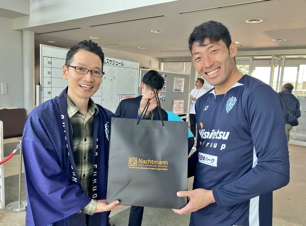 KBC64363312's tweet photo. 先週の #アビスパ福岡 応援
#アビトーーク ！記念すべき
番組開始第1回ゲスト、GK
#村上昌謙 選手に、第2子ご誕生祝い。KBCとして贈呈させていただきました。
村上さん、おめでとうございます。
お子様の健やかな成長を願っています。

#ヒルマニ #KBCラジオ #Jリーグ https://t.co/0QXfDSp836