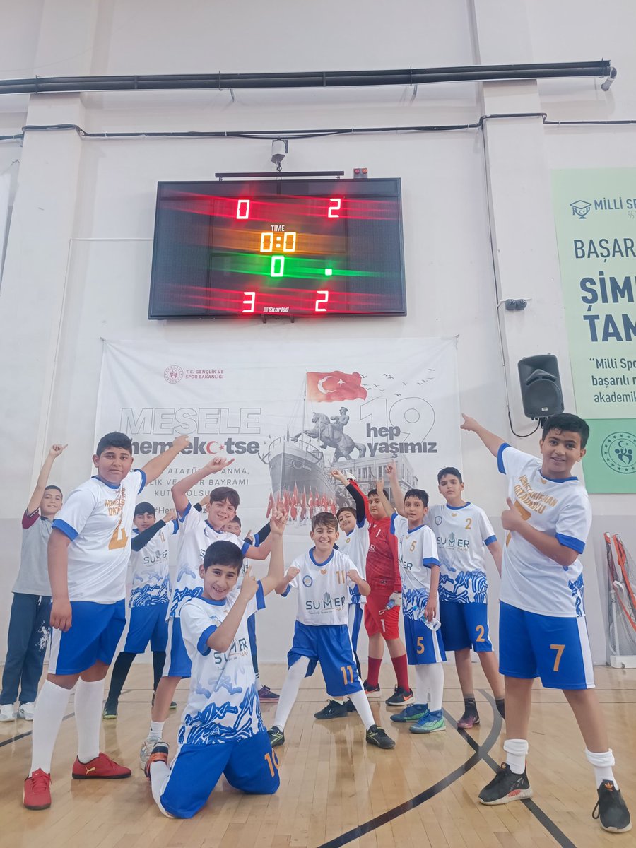 Okul Futsal takımımız Küçük Erkekler kategorisinde Özcan Yıldız İmam Hatip Ortaokulu'nu 2-0 yenerek  3.Maçından da galibiyetle ayrıldı.