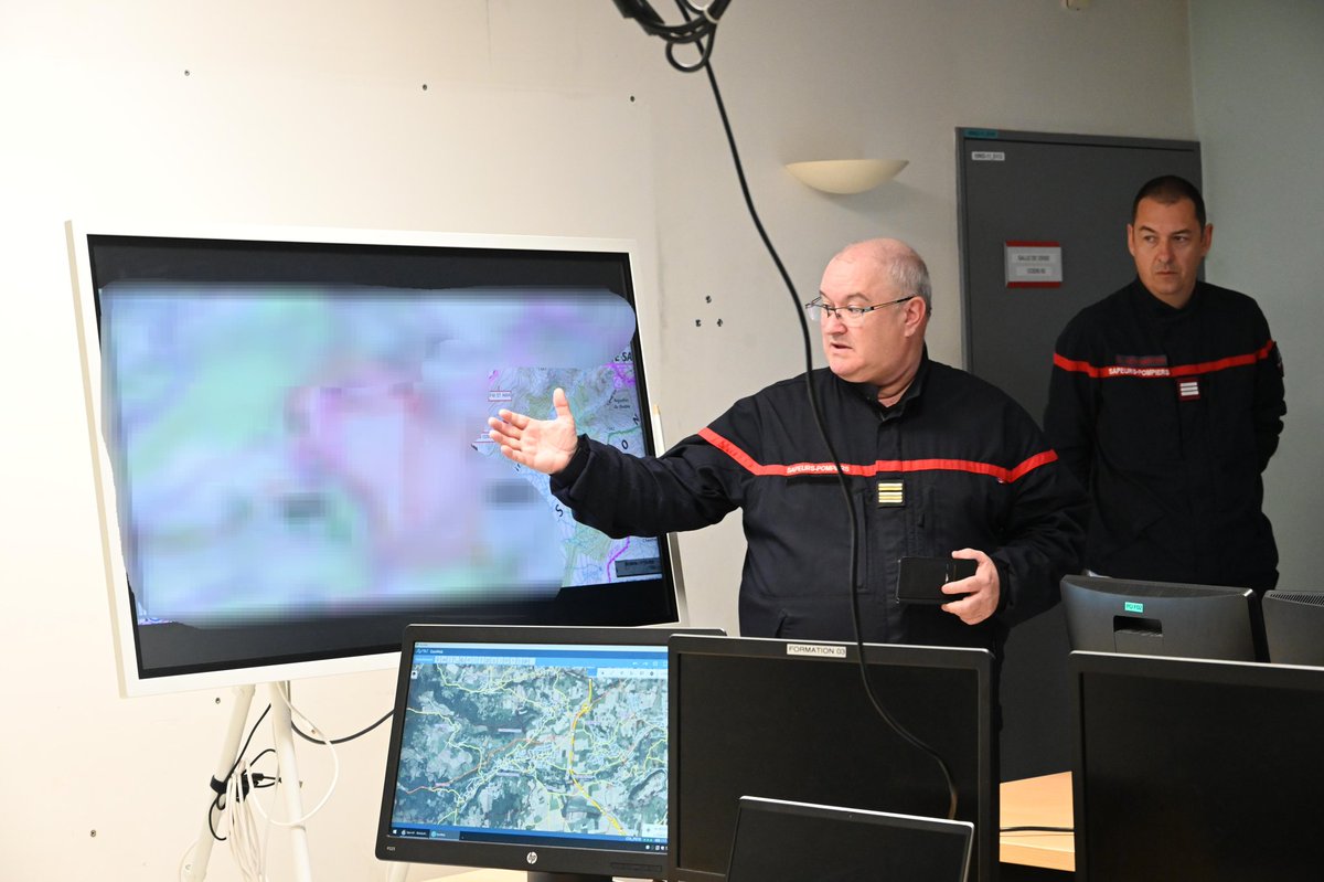[#Remerciements]

👨‍🚒 Le Préfet s'est rendu auprès des effectifs du <a href="/SDIS_63/">SDIS 63 Officiel</a> mobilisés sur le terrain et au CODIS pour lutter contre l'incendie du Mont Redon sur la commune de Chastreix, avec Jean-Paul CUZIN, président du CA SDIS et vice-président du Conseil départemental :

🚒⛰️