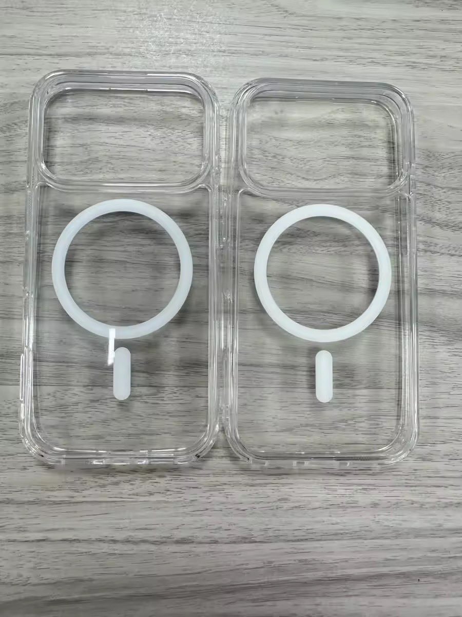 SonnyDickson's tweet image. First look at some cases for the new iPhone 17 Pro — wow, that camera hole is huge! Apple's really turning heads with this design.