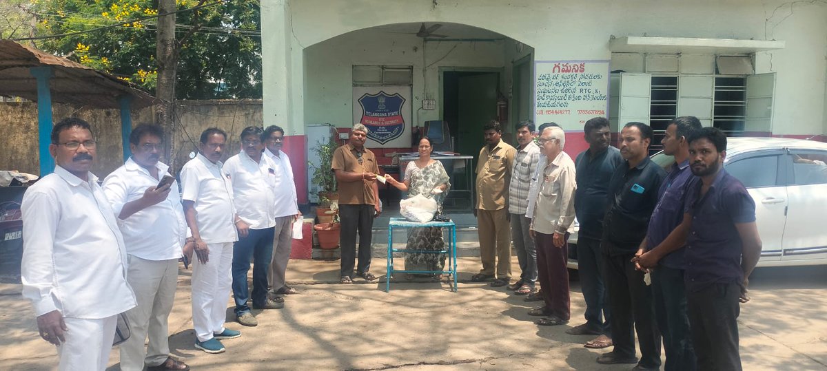 dmmngrtgsrtc's tweet photo. Distribution of buttermilk packets to TGSRTC employees at Manuguru Depot, ensuring their well-being and hydration during work hours."
#dmmngr#tgsrtchq#tgsrtc# https://t.co/1F1tW24OfC