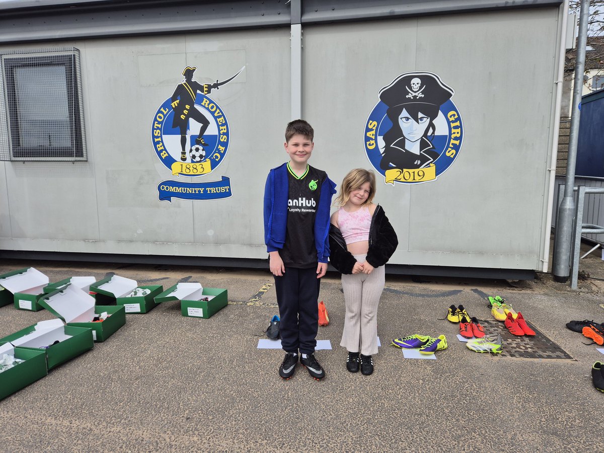 BristolRoversCT's tweet photo. π As part of our #PLKicks Rebooted campaign, we were thrilled to hand out newly recycled boots to some of the younger members of the #GasFamily at yesterdayβs Open Training at The Mem ππ΅βͺοΈ
@PLCommunities #4Quarters1Community https://t.co/33FqnwF7EA