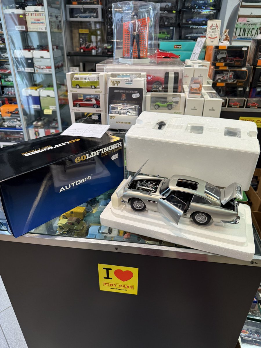 cars_tiny's tweet photo. Aston Martin DB5 Goldfinger Sixty Years Autoart Scala 1:18 a 404€ da Tiny Cars #tinycars #astonmartin #astonmartindb5 #astonmartindb5goldfinger #autoart #scala118 #diecast #007 #model #jamesbond #film #scalemodel #scale118 #seanconnery https://t.co/PhDLktT18j