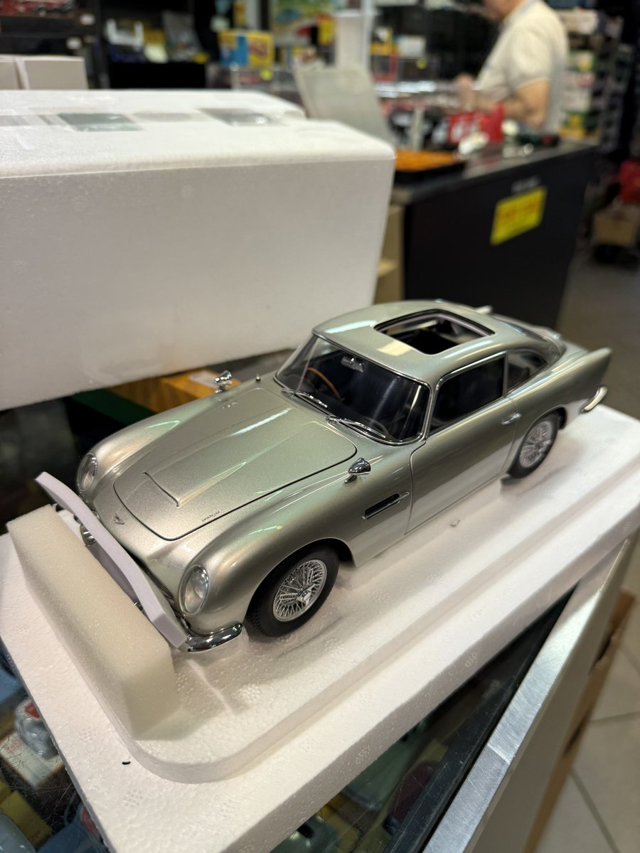 cars_tiny's tweet photo. Aston Martin DB5 Goldfinger Sixty Years Autoart Scala 1:18 a 404€ da Tiny Cars #tinycars #astonmartin #astonmartindb5 #astonmartindb5goldfinger #autoart #scala118 #diecast #007 #model #jamesbond #film #scalemodel #scale118 #seanconnery https://t.co/PhDLktT18j