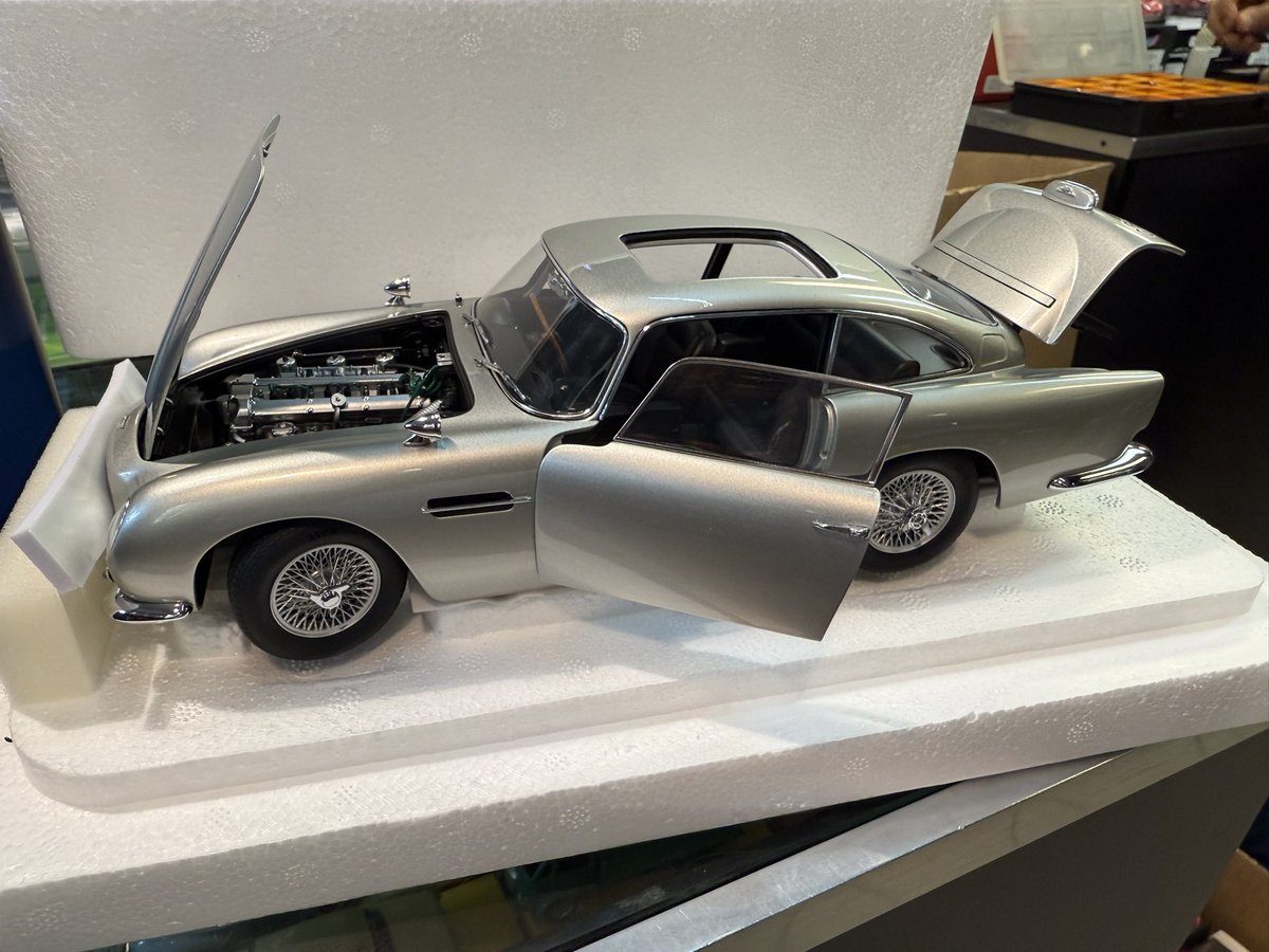 cars_tiny's tweet photo. Aston Martin DB5 Goldfinger Sixty Years Autoart Scala 1:18 a 404€ da Tiny Cars #tinycars #astonmartin #astonmartindb5 #astonmartindb5goldfinger #autoart #scala118 #diecast #007 #model #jamesbond #film #scalemodel #scale118 #seanconnery https://t.co/PhDLktT18j