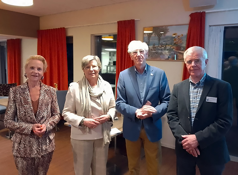 Van foto-expositie tot lezing en van Verhalentafel tot fietstocht: kijk, luister of doe mee en ontdek De Sprengen! Meer over het programma > coda-apeldoorn.nl/atlas
Op de foto: Carin Reinders, Anja Prins, Ben Mouw en Rob Jerphanion (voorzitter Wijkraad #DeSprengen)