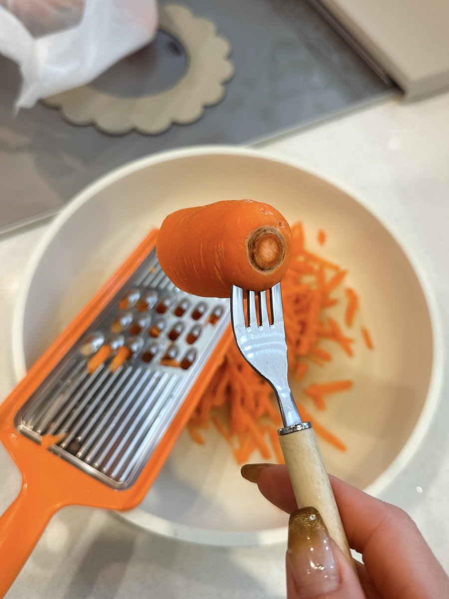 emiry_oinari's tweet photo. スライサーで指まで千切ってるみんな！
野菜を押さえる安全ホルダーすらも使いにくくてお蔵入りしてるそこの君！！
うちのおばあちゃんから受け継いだ知恵、フォークを上向きに刺してスライスするのだ！！！！！ https://t.co/CHRCAuk9fW