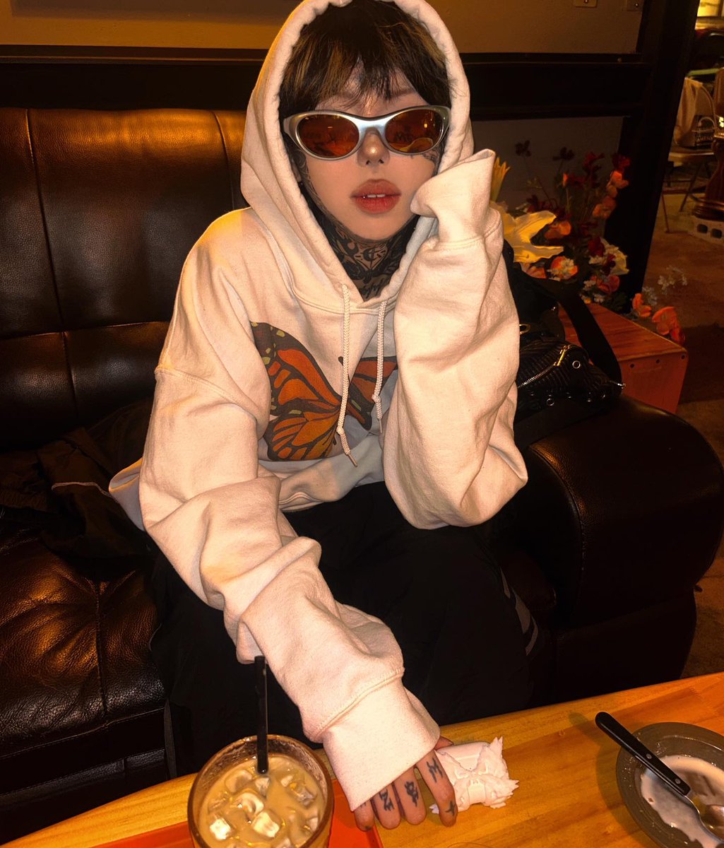 お金 稼ぐ 俺らはスター
お金 稼ぐ 私はスター
スター スター スター スター キラキラ
私はスター