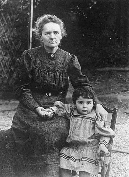 Marie Curie et sa fille Ève 📷.
1908. Paris