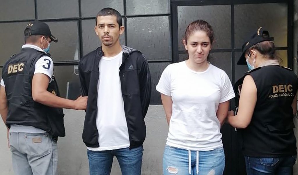 White_Hunters's tweet photo. 1⃣ #Lesbina #Criminal #Narco #MariaFernandaBonilla
#JusticiaParaMelisa #Guatemala
📢 LA MADRINAAAA de la criminal @SandraTorresGUA
El juez modificó los delitos en contra de un hombre y una mujer señalados del asesinato de Melissa Palacios Chacón, hecho ocurrido 07/2021 . Al finalizar la audiencia, la madre de la joven asesinada se abalanzó en contra de los señalados luego de ser beneficiados.
El 9 de septiembre, José Luis Marroquín Ovalle fue ligado a proceso por femicidio y María Fernanda Bonilla Archila por asesinato. Si embargo, el juez José Maximino Morales González, titular del Juzgado de Primera Instancia Penal de Zacapa, modificó los delitos a homicidio en estado de emoción violenta y encubrimiento propio.
#Zacapa Juez José Morales González, del Juzgado de 1ra Instancia, modificó los delitos por los que estaban ligados a proceso penal los sindicados María Fernanda Bonilla Archila y José Marroquín Ovalle por el asesinato de Melissa Palacios.
El argumento del juez fue que el Ministerio Público no cuenta con indicios claro de que fue un asesinato y femicidio. Sin embargo, la fiscalía presentó chats de conversaciones entre Bonilla Archila y Marroquín Ovalle en donde se lee que la quieren asesinar y que la llevarán un lugar poco concurrido.
El juzgador dijo durante la audiencia que no se trató de un hecho planeado, sino fue un ataque de enojo por parte de Bonilla Archila.
☠️ #WeAreCyberHunters
🔹 @YourAnonHunters ☠️ "Cuenta Oficial LATAM"
🔹 @CyberHuntersOp ☠️ "2da. Cuenta Oficial"
🔹 @CyberVolk_ORG ☠️
🔹 @YourCrackerOne ☠️
🔹 @Astaroth_WH ☠️
🔹 @mstrbotnet ☠️
🔹 @LDarkSec ☠️
🔹 @vekta_Hunters ☠️
🔹 @White_Hunters ☠️
🔹 @Puck_Hunter_ ☠️
🔹 @Volk_Hunters ☠️
🔹 @SkullHunters_ ☠️
🔹 @SytryOpFenix ☠️
🔹 @MrWickB4b4y4g4_ ☠️
📰 Prensa - Noticias
🔹 @cocando 📰
🔹 @agusantonetti 📰
🔹 @eduardomenoni 📰
🔹 @JCVzla12 📰
🔹 @ivillasenor 📰
🔹 @RNacional_News 📰
🔹 @UHN_Plus 📰
🔹 @pilaruramos 📰
🔹 @Coooperactiva 📰
🔹 @agusantonetti 📰
🔹 @UrgenciaEcu 📰
@karlosdeleon1