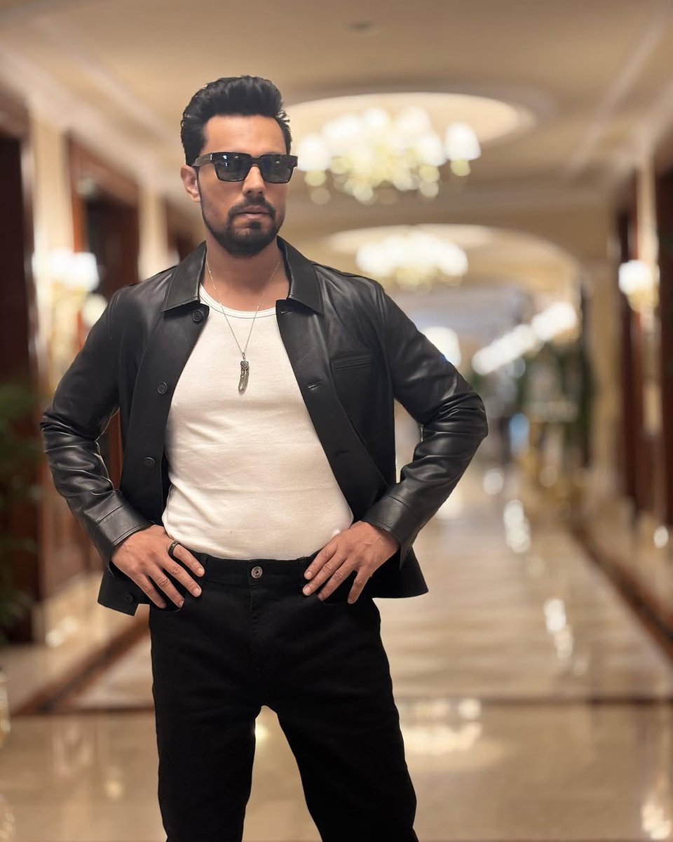 वो जाट ही क्या,
जिसकी जिदंगी मे ठाठ नही। 
और डूब के मरज्या वा छोरी,
जिसकी जिदंगी में जाट नही 😛