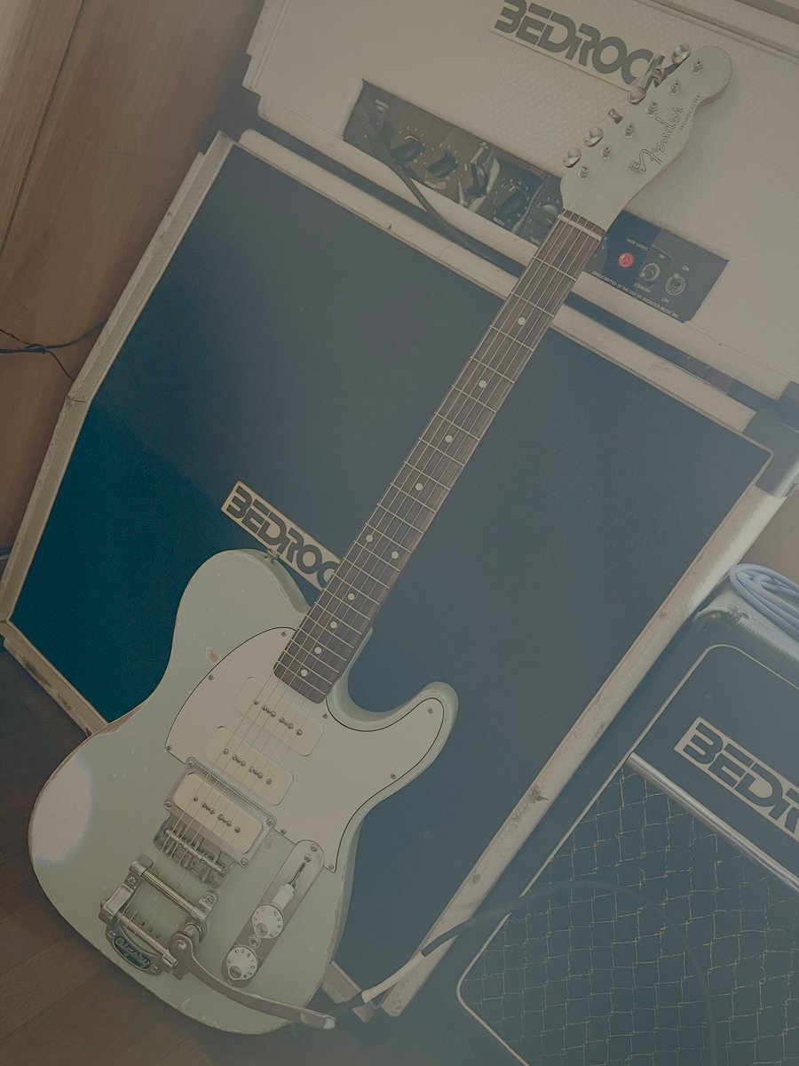 Paolo0823's tweet photo. 良いLIVEを観た翌日はギターに熱が入ります。
メインアンプのBEDROCK BC-75は入院しましたが、他のBEDROCKで(苦笑)
シールドはThe NUDE CABLEを使用。
オーダーで名前を入れて貰ってます。
お気に入りです。
#Fender
#フェンダー
#Telecaster
#テレキャスター
#BEDROCKAMP
#TheNUDECABLE https://t.co/uxjDh3mQnI