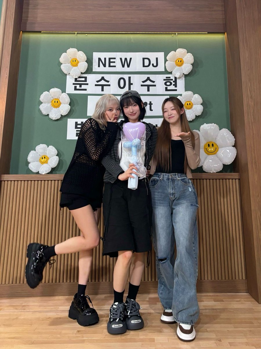 Billlieofficial's tweet photo. [#Billlie] 250409 EBS FM 아이돌 한국어

#빌리
#MOONSUA #문수아
#SIYOON #시윤
#SUHYEON #수현
#아이돌한국어 https://t.co/dptsVchAOv