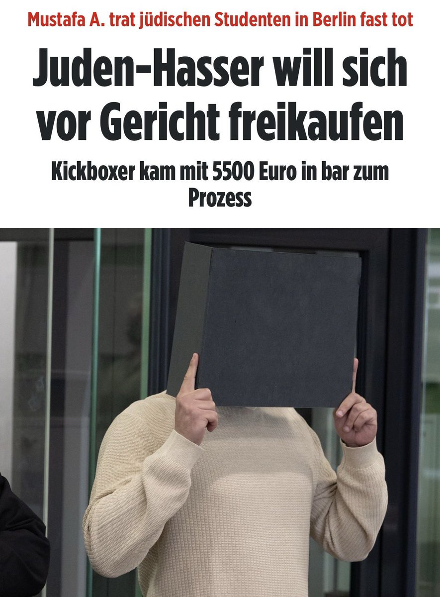 ainyrockstar's tweet photo. Der Mann, der Lahav Shapira fast totgeprügelt hat. 

Deutscher Pass. Palästinensische Wurzeln. Heißt: Man hätte die ganze Familie nie hier reinlassen dürfen, aber gerade Palästinenser sind quasi unabschiebbar, kriegen irgendwann den deutschen Pass und damit importieren wir uns dauerhaft den schlimmsten Antisemitismus. 

Er kommt mit 5500 Euro in bar zum Gericht. Woher der Kampfsportler das Geld hat? Keine Ahnung. 

Ich bin mal gespannt, ob der Typ sein Lehramtsstudium hier fortsetzen darf und eines Tages Kinder unterrichtet. In Deutschland wundert mich nichts mehr. 

Shapira muss bis heute mit Polizeischutz leben. Im besten Deutschland aller Zeiten, in dem Judenhasser gut und gerne leben und uns jeden Tag erzählt wird, dass die größte Gefahr von „Rechten“ ausgeht. 

https://t.co/QuXFZudAhO