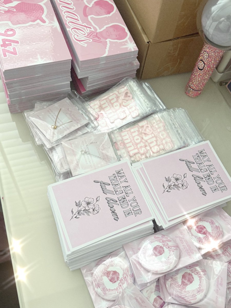taesdearest's tweet photo. final freebie count ✨

800 banners
100 sticker packs
40 necklaces
100 postcards
100 button pins 

see you all on d1 and d2 💗🎀 #HOPE_ON_THE_STAGE_TOUR_Manila #HOS_TOUR_Manila https://t.co/T7yain5YIR