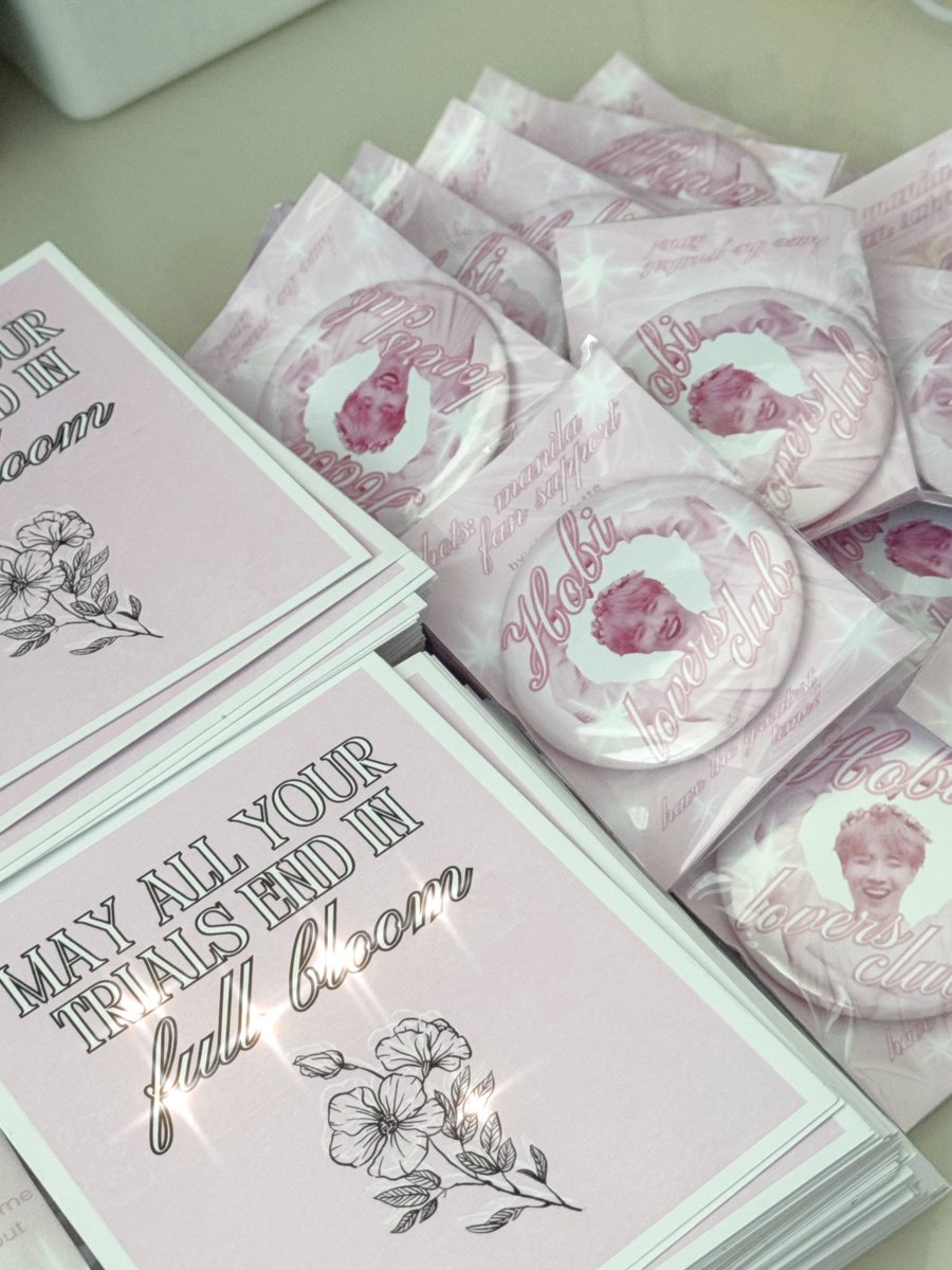 taesdearest's tweet photo. final freebie count ✨

800 banners
100 sticker packs
40 necklaces
100 postcards
100 button pins 

see you all on d1 and d2 💗🎀 #HOPE_ON_THE_STAGE_TOUR_Manila #HOS_TOUR_Manila https://t.co/T7yain5YIR