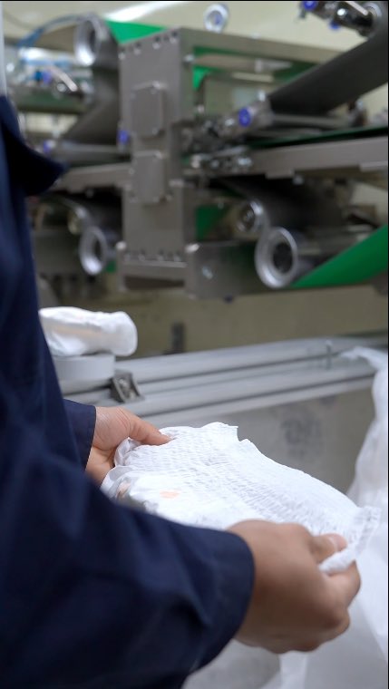 sunriseroyal8's tweet photo. Aseptic environment,precise craftsmanship, all for bringing peace of mind to women around the world. 
Learn more:https://t.co/GgKStN9yQx
#Aseptic operation workshop #QualityAssurance #ExportManufacturer #HygieneProducts #FactoryTour https://t.co/ejf46dolYm