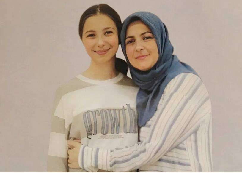 #SümeyraGelir 3 Nisan’da evinde ölü bulunduğunda 15 yaşındaydı, epilepsi hastasıydı. Annesi #KHK’lıydı, yıllardır cezaevindeydi. Sümeyra’nın 2 kardeşi daha vardı ve onlara da bakıyordu.

Sümeyra’yı öldüren, hastalık değil; bu hukuksuz düzendir, adil olmayan KHK rejimidir.