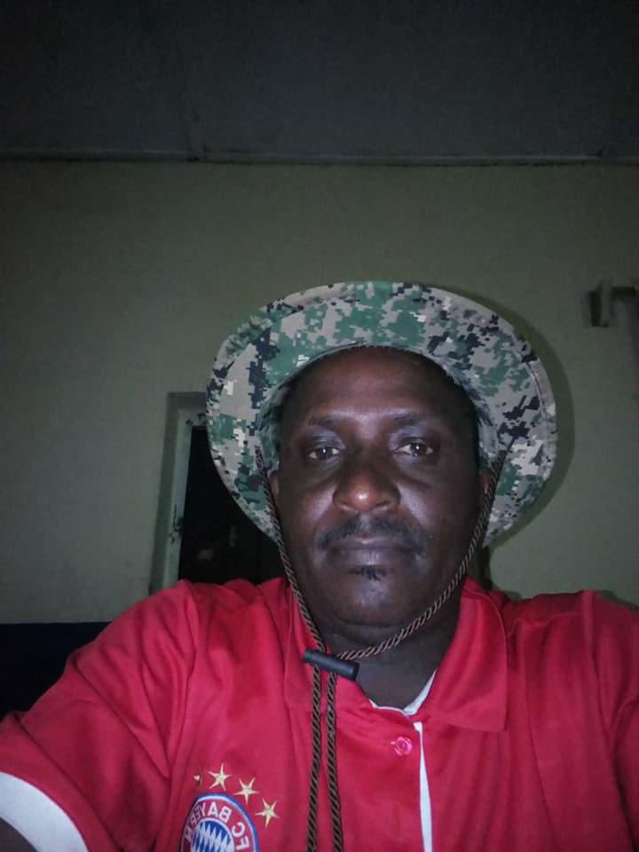 dr_dash250's tweet photo. Nabonye abantu bakunda kumwitiranya na Maj Gen (Rtd) Ferdinard SAFARi.

Iyi foto si ubwa mbere uyi bonye. Yabaye ikimenya bose kubera uburyo yari ateruye umwana yamwambitse imyenda ya gisirikare kuko umwana ntamyenda yari yambaye. Amuterura afite imbunda ye.

Uyu musirikare yitwa (Rtd) WOII KAYUMBA. 

Yasezewe mu ngabo z’u Rwanda gitwari. Aracyariho ni muzima.

Nirihe jambo wabwira Afande Kayumba? 

     Before                       Vs                  Now