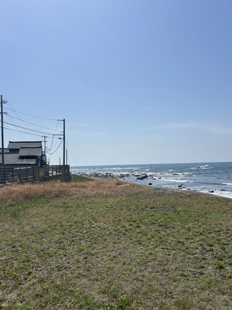 stella_noto's tweet image. キラキラの能登の海と瓦屋根
能登のゲストハウス