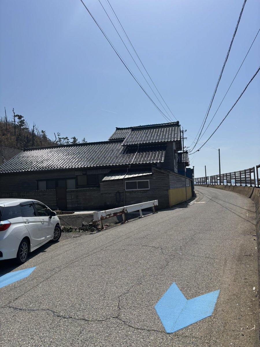 stella_noto's tweet image. キラキラの能登の海と瓦屋根
能登のゲストハウス