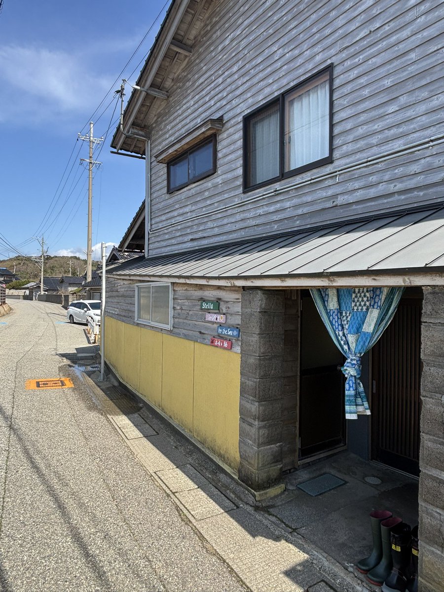 stella_noto's tweet image. キラキラの能登の海と瓦屋根
能登のゲストハウス