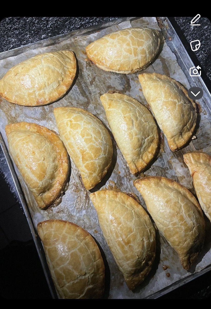 I have 3 packs of these beautiful meat pie 

Best in town

A pack is 3000 for now