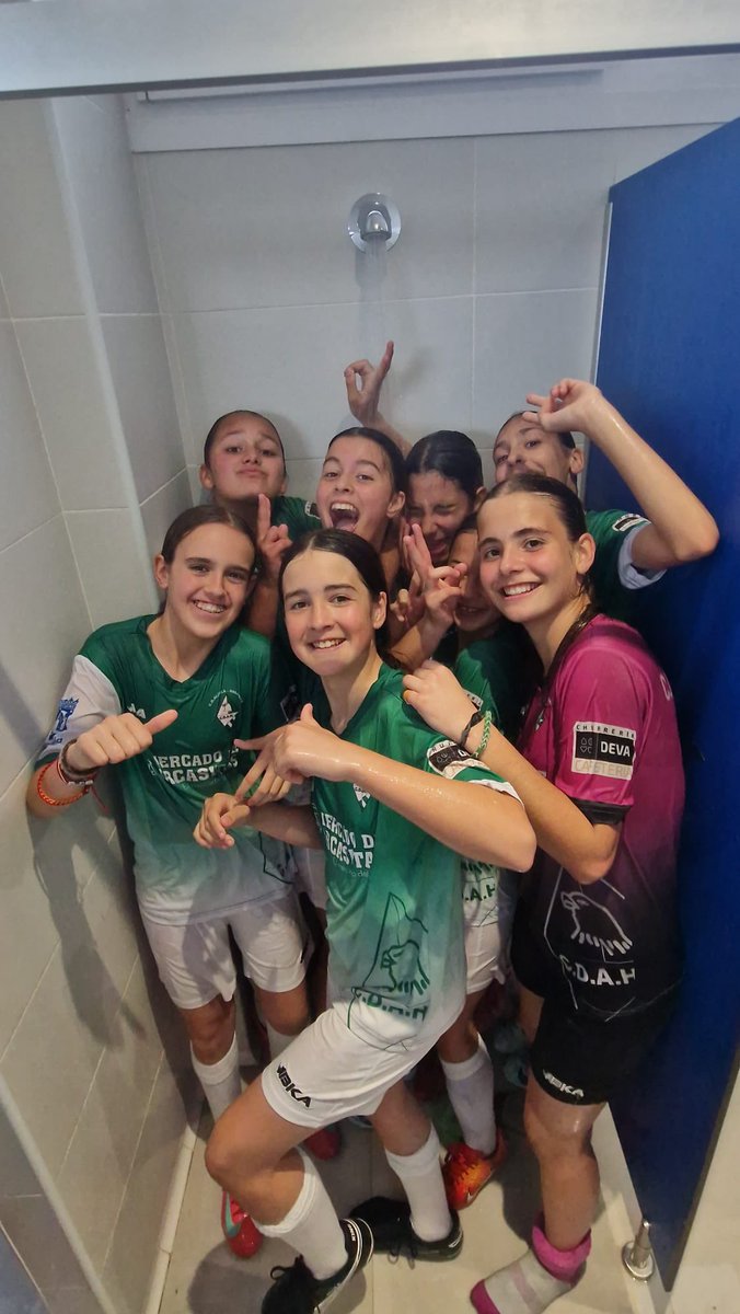 CDAlzola's tweet photo. 𝐂𝐀𝐌𝐏𝐄𝐎𝐍𝐄𝐒 𝐃𝐄 𝐋𝐈𝐆𝐀🏆💚

Nuestro Infantil A Fem se proclamó campeón de su liga tras su victoria de esta semana.

Enhorabuena tanto a Jero, Soraya y Cristina por su trabajo con este grupo que vuelven a ser campeonas por segundo año consecutivo⚽️💚

#elequipodelbarrio https://t.co/Dany9L0PHw