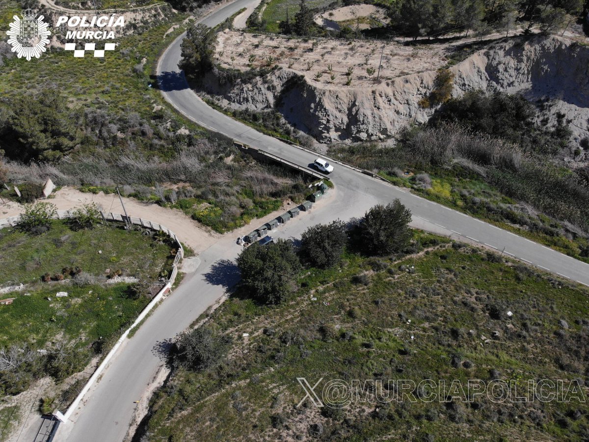 MurciaPolicia's tweet photo. 🌍 La Patrulla Ecológica vigila con dron para prevenir vertidos que ponen en riesgo nuestra salud y el medio ambiente.

👁️‍🗨️ Si ves algo sospechoso, llama al 📞092
💸 Las sanciones por estos actos pueden alcanzar los 6.000 euros.
Cuidar tu entorno también es tu responsabilidad https://t.co/smzH1xHR7z