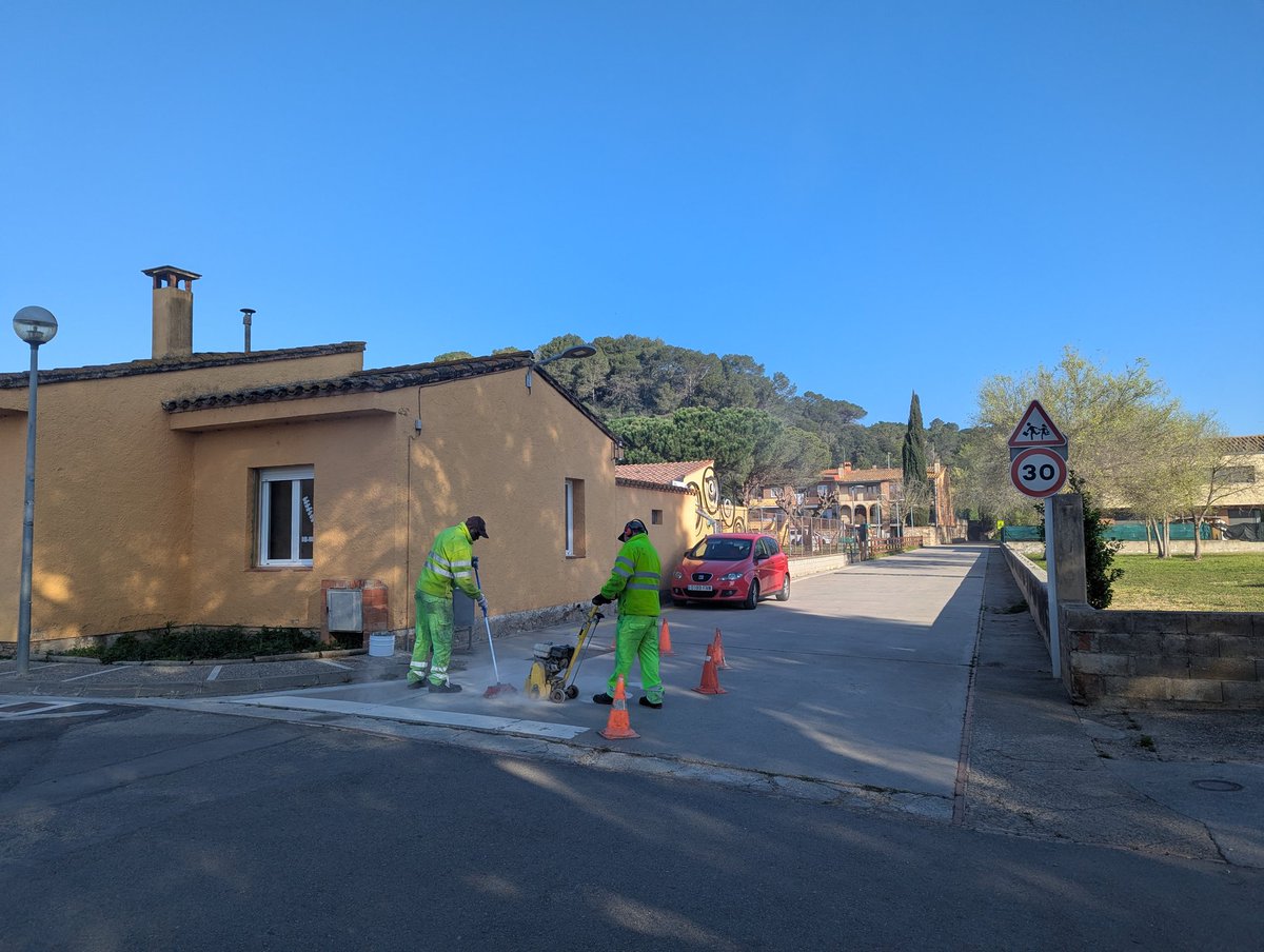 ✅ SENTIT ÚNIC A L'ESCOLA 

👉 El tram del carrer Quintana i el carrer Aixart del Parc 1 d'octubre i l'Escola serà d'un únic sentit a partir d'avui. 

🙋 Fer més segura la zona de l'escola deixant lliure un carril de circulació i ordenar la circulació dels vehicles.