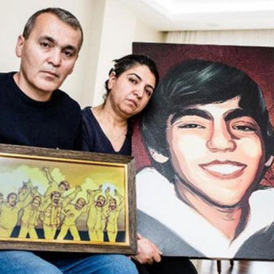 bpthaber's tweet photo. Berkin Elvan'ın annesi ve babası "Cumhurbaşkanına hakaret" suçundan ceza aldı.

Anne Gülsüm Elvan: 11 ay 20 gün
Baba Sami Elvan: 1 yıl 2 ay 17 gün hapse çarptırıldı.

Hükmün açıklanması geri bırakıldı. (ANKA) https://t.co/pPrM3puQRu