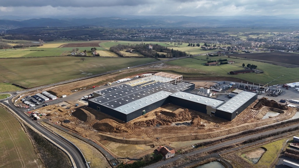 GroupeThebault's tweet image. 🤩 𝗛𝗼𝗿𝘀 𝗱&apos;𝗮𝗶𝗿, 𝗵𝗼𝗿𝘀 𝗱&apos;𝗲𝗮𝘂... 𝗲𝘁 𝗵𝗼𝗿𝘀 𝗻𝗼𝗿𝗺𝗲𝘀 !
C&apos;est le point d&apos;actualité sur la construction de la toute première usine de LVL en France.
Découvrir l&apos;avancement du chantier de l&apos;usine de TEBOLVL du Groupe THEBAULT en Auvergne : groupe-thebault.com/actualites-the…