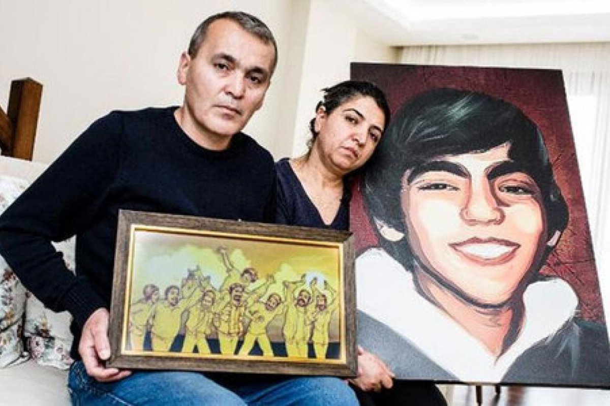 BirGun_Gazetesi's tweet photo. #SonDakika 
Berkin Elvan'ın anne ve babasına "cumhurbaşkanına hakaret"ten hapis cezası!
https://t.co/EzFCrLHAx7 https://t.co/Yn7GZEshUH