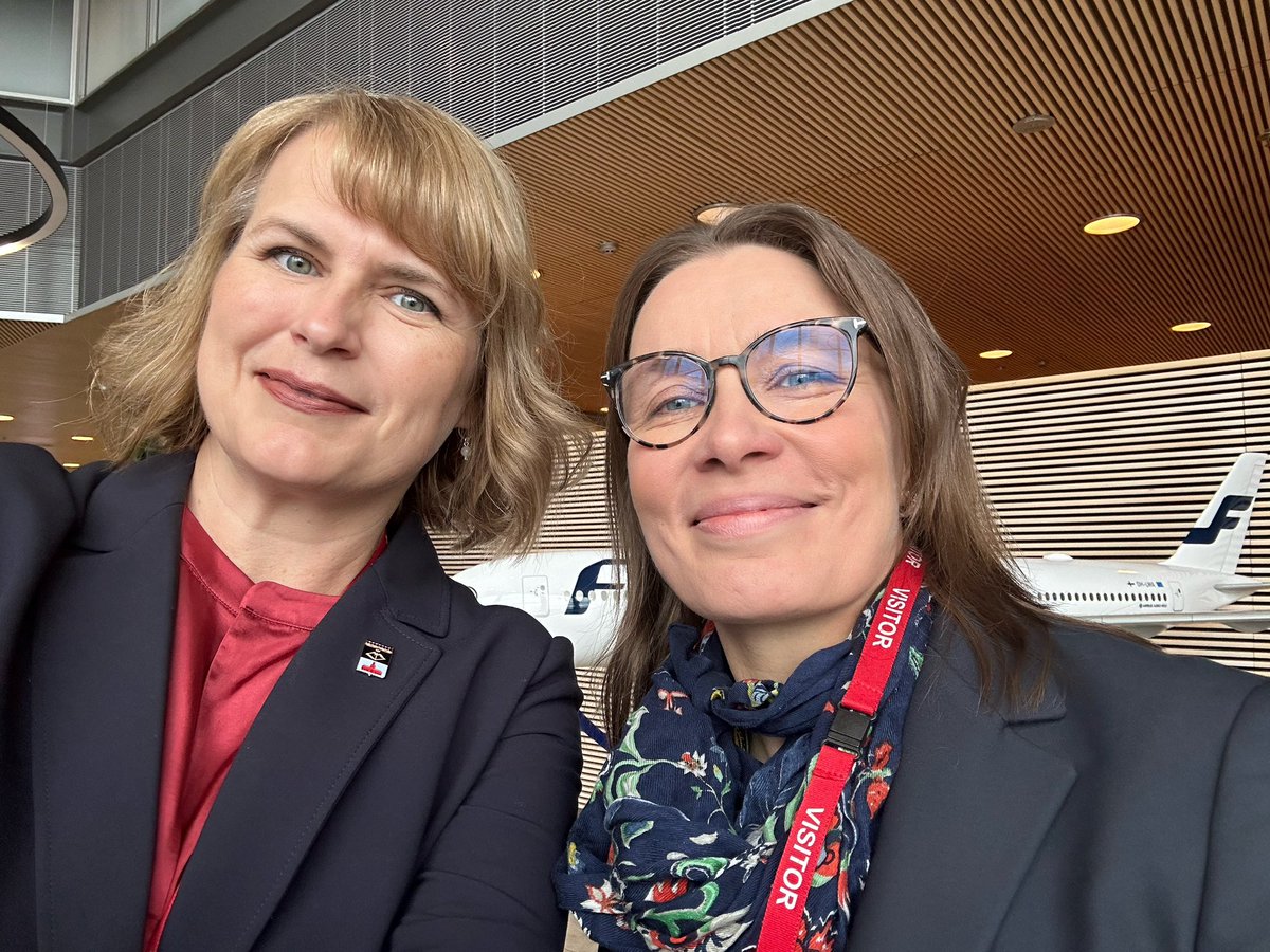 Saatiin <a href="/KaijaSavolaine/">Kaija Savolainen</a> <a href="/kuopiochamber/">Kuopion alueen kauppakamari</a> kanssa upeita uutisia Finnairin johdolta tänään Helsingissä! Toiveitamme on kuultu: Finnairin n. klo 18 iltavuoro Helsingistä Kuopioon toteutuu 2026 huhtikuusta lähtien! Kiitos <a href="/FinnairSuomi/">Finnair</a>!