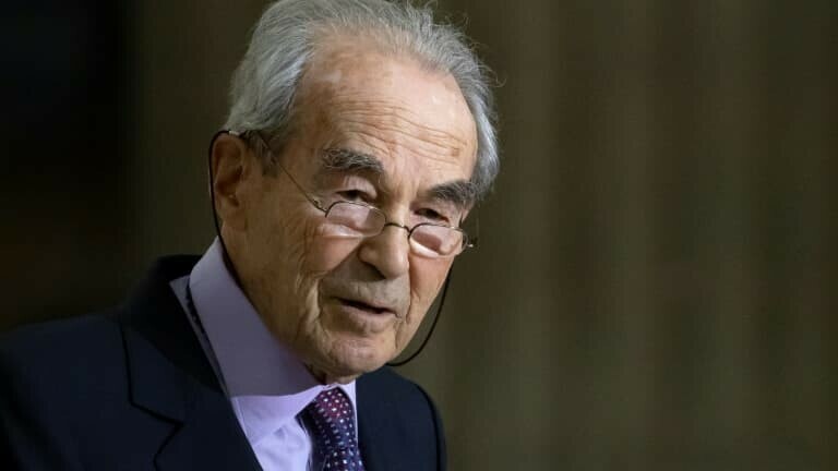 Robert Badinter va entrer au Panthéon le 9 octobre, sa famille veut que "l'extrême droite soit exclue de la cérémonie"
l.bfmtv.com/saXW